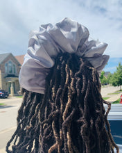 Load image into Gallery viewer, Kelly Scrunchie
